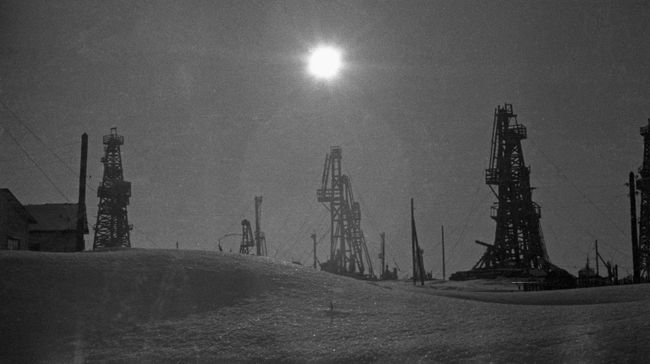 Добыча нефти на нефтяных промыслах Баку. 1939 год Добыча нефти на нефтяных промыслах Баку. 1939 год