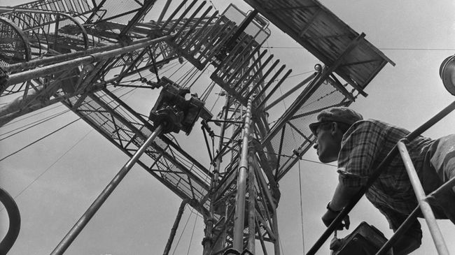 Монтаж буровой вышки на нефтепромыслах Монтаж буровой вышки на нефтепромыслах