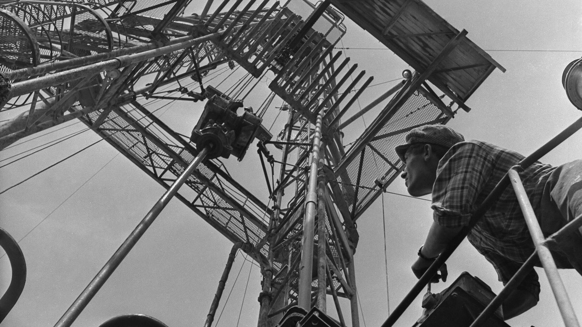 Монтаж буровой вышки на нефтепромыслах Монтаж буровой вышки на нефтепромыслах - РИА Новости, 1920, 09.05.2025