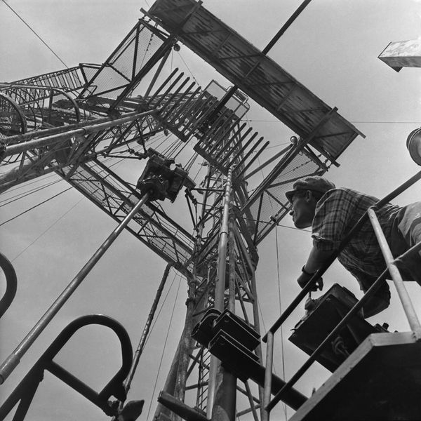 Монтаж буровой вышки на нефтепромыслах. Казахская ССР Монтаж буровой вышки на нефтепромыслах. Казахская ССР