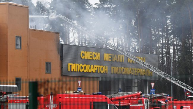 Тушение пожара в торговом центре Стройтракт (Стройпарк) в Балашихе