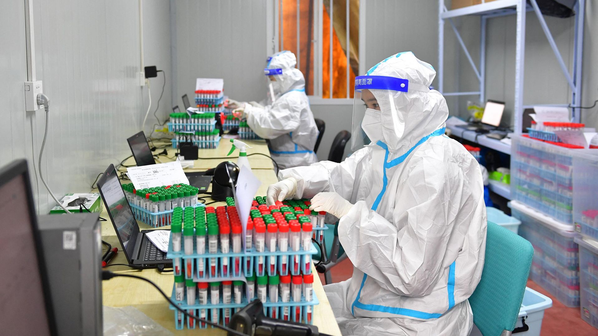 Лаборатория по тестированию на Covid-19 в больнице в Шанхае Лаборатория по тестированию на Covid-19 в больнице в Шанхае - РИА Новости, 1920, 12.12.2022