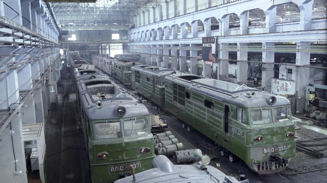 На электровозостроительном заводе. Тбилиси, Грузия На электровозостроительном заводе. Тбилиси, Грузия
