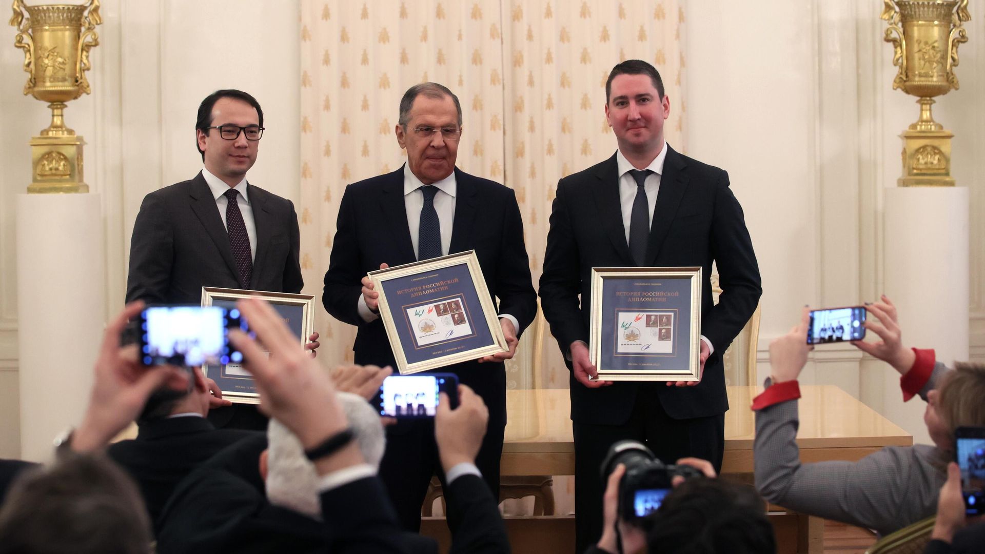 Заместитель министра цифрового развития, связи и массовых коммуникаций РФ Дмитрий Ким, министр иностранных дел РФ Сергей Лавров и заместитель генерального директора Почты России Сергей Говорун на церемонии гашения почтовых марок из серии История российской дипломатии. 12 декабря 2022 Заместитель министра цифрового развития, связи и массовых коммуникаций РФ Дмитрий Ким, министр иностранных дел РФ Сергей Лавров и заместитель генерального директора Почты России Сергей Говорун на церемонии гашения почтовых марок из серии История российской дипломатии. 12 декабря 2022 - РИА Новости, 1920, 12.12.2022