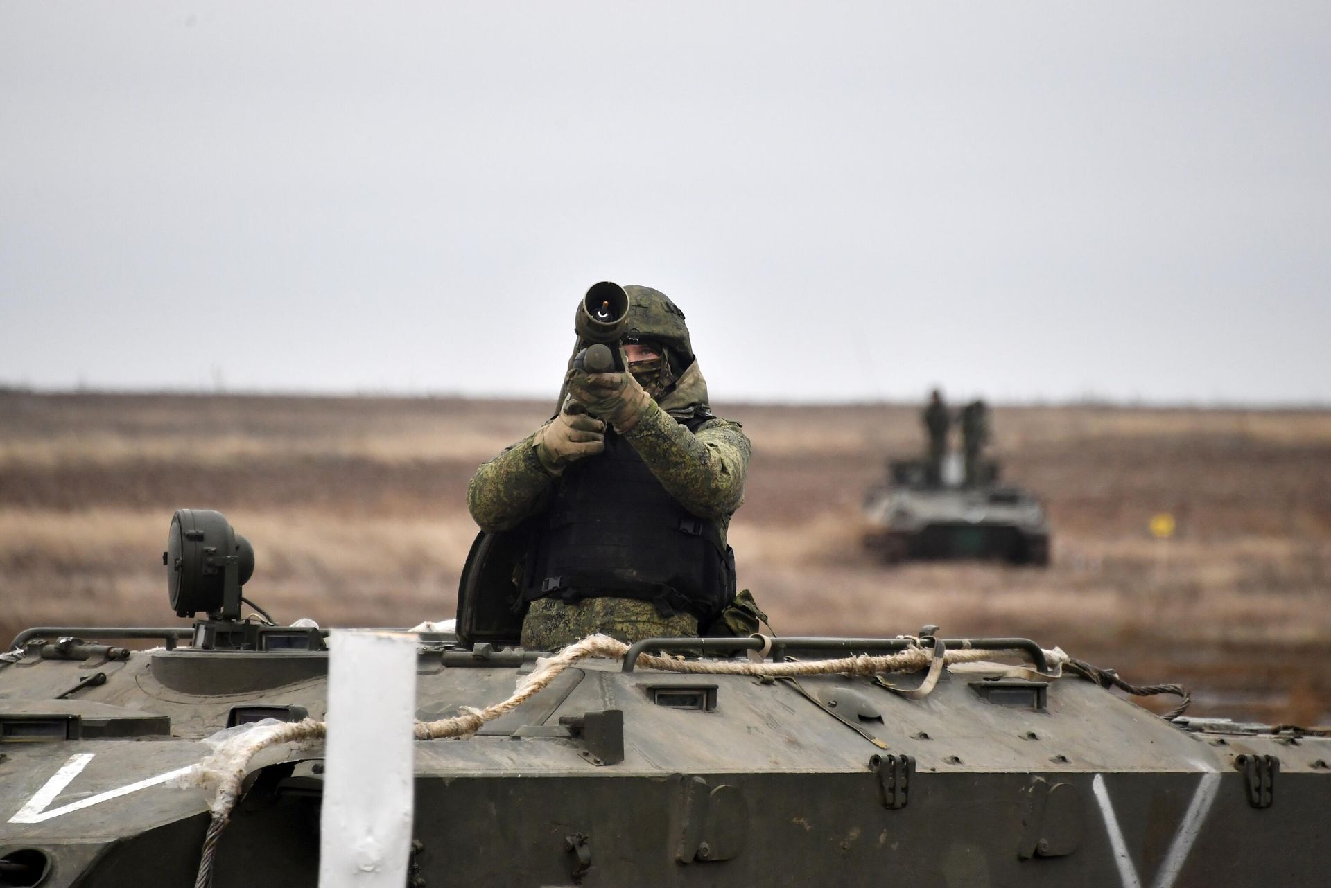 Боец противовоздушной обороны воздушно-десантных войск РФ с переносным зенитным ракетным комплексом во время боевого слаживания подразделения на Херсонском направлении Боец противовоздушной обороны воздушно-десантных войск РФ с переносным зенитным ракетным комплексом во время боевого слаживания подразделения на Херсонском направлении - РИА Новости, 1920, 21.12.2022