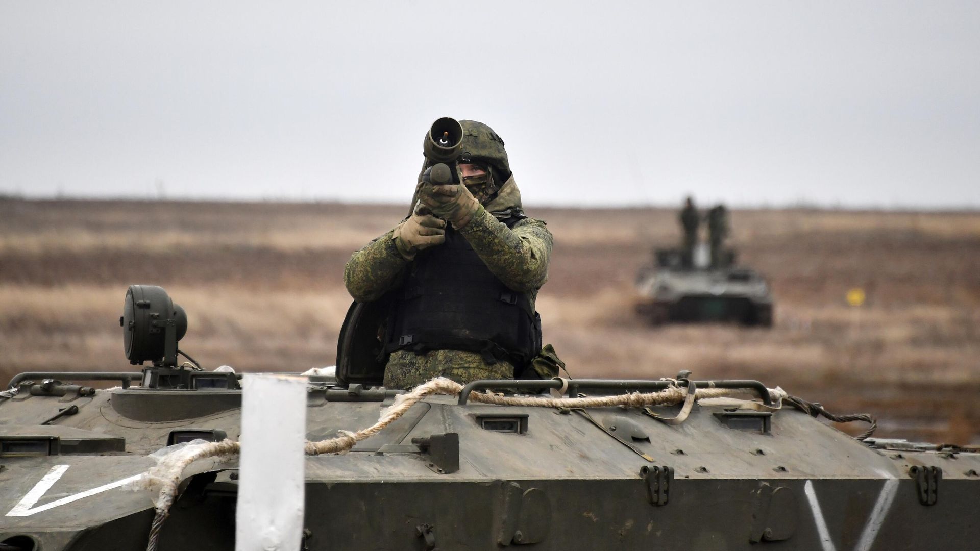 Боец противовоздушной обороны Воздушно-десантных войск России с переносным зенитным ракетным комплексом Боец противовоздушной обороны Воздушно-десантных войск России с переносным зенитным ракетным комплексом - РИА Новости, 1920, 21.12.2022