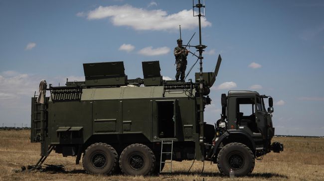 Военнослужащий на станции постановки помех РЭБ