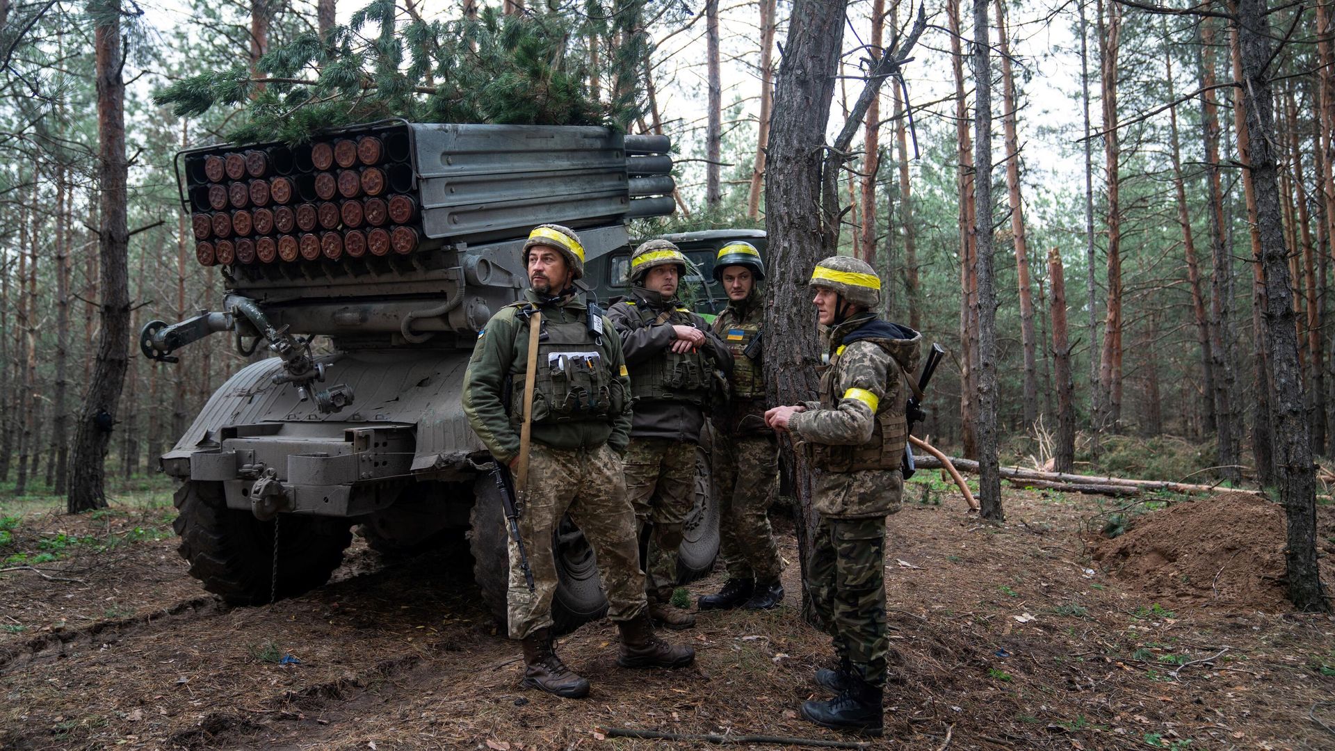 Украинские военные возле реактивной системы залпового огня БМ-21 Град на линии соприкосновения Украинские военные возле реактивной системы залпового огня БМ-21 Град на линии соприкосновения - РИА Новости, 1920, 14.12.2022