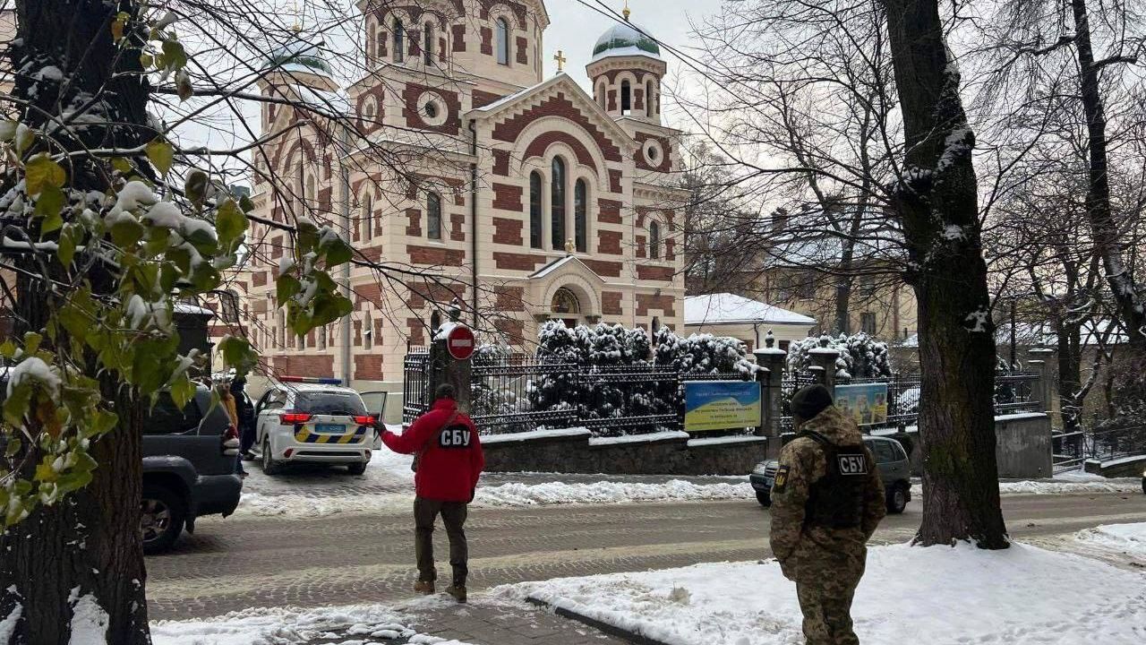 Сотрудники СБУ у Свято-Георгиевского кафедрального собора УПЦ МП во Львове Сотрудники СБУ у Свято-Георгиевского кафедрального собора УПЦ МП во Львове - РИА Новости, 1920, 01.03.2023
