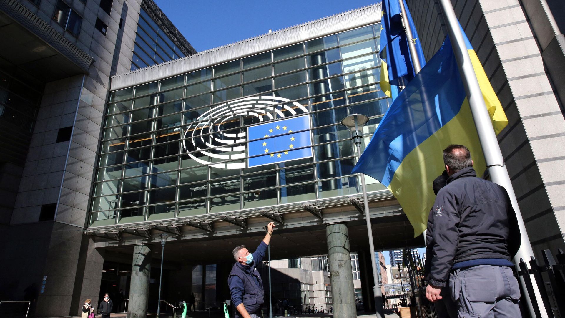 Флаг Украины у здания штаб-квартиры Европейского парламента в Брюсселе Флаг Украины у здания штаб-квартиры Европейского парламента в Брюсселе - РИА Новости, 1920, 14.12.2022