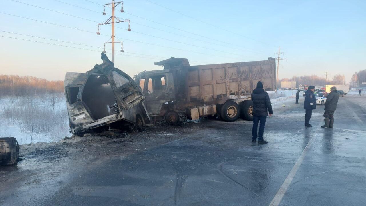 На месте ДТП с участием грузовика и скорой помощи в Томской области На месте ДТП с участием грузовика и скорой помощи в Томской области - РИА Новости, 1920, 14.12.2022