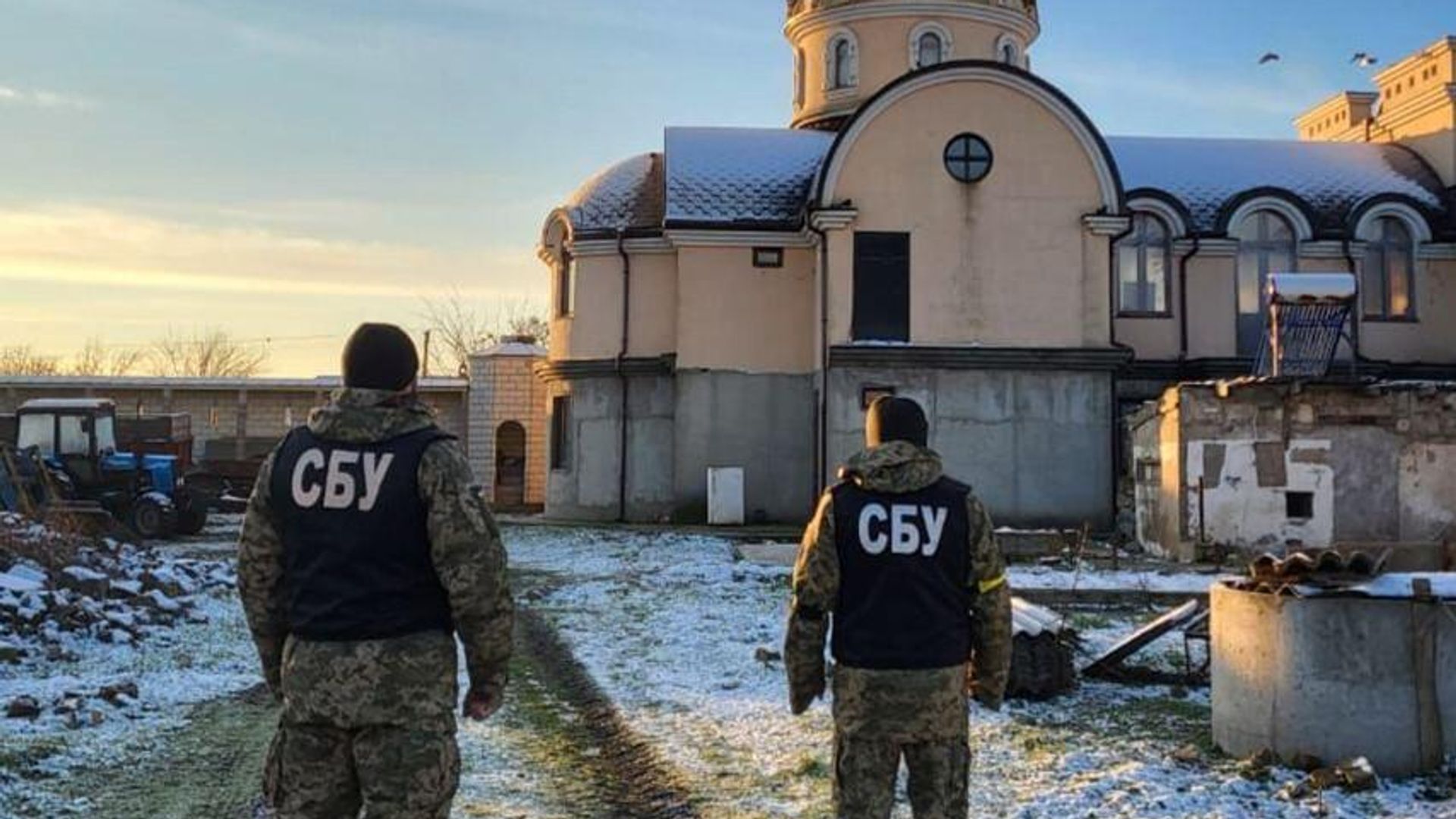 Сотрудники СБУ во время обысков в одном из храмов УПЦ Сотрудники СБУ во время обысков в одном из храмов УПЦ - РИА Новости, 1920, 13.03.2023