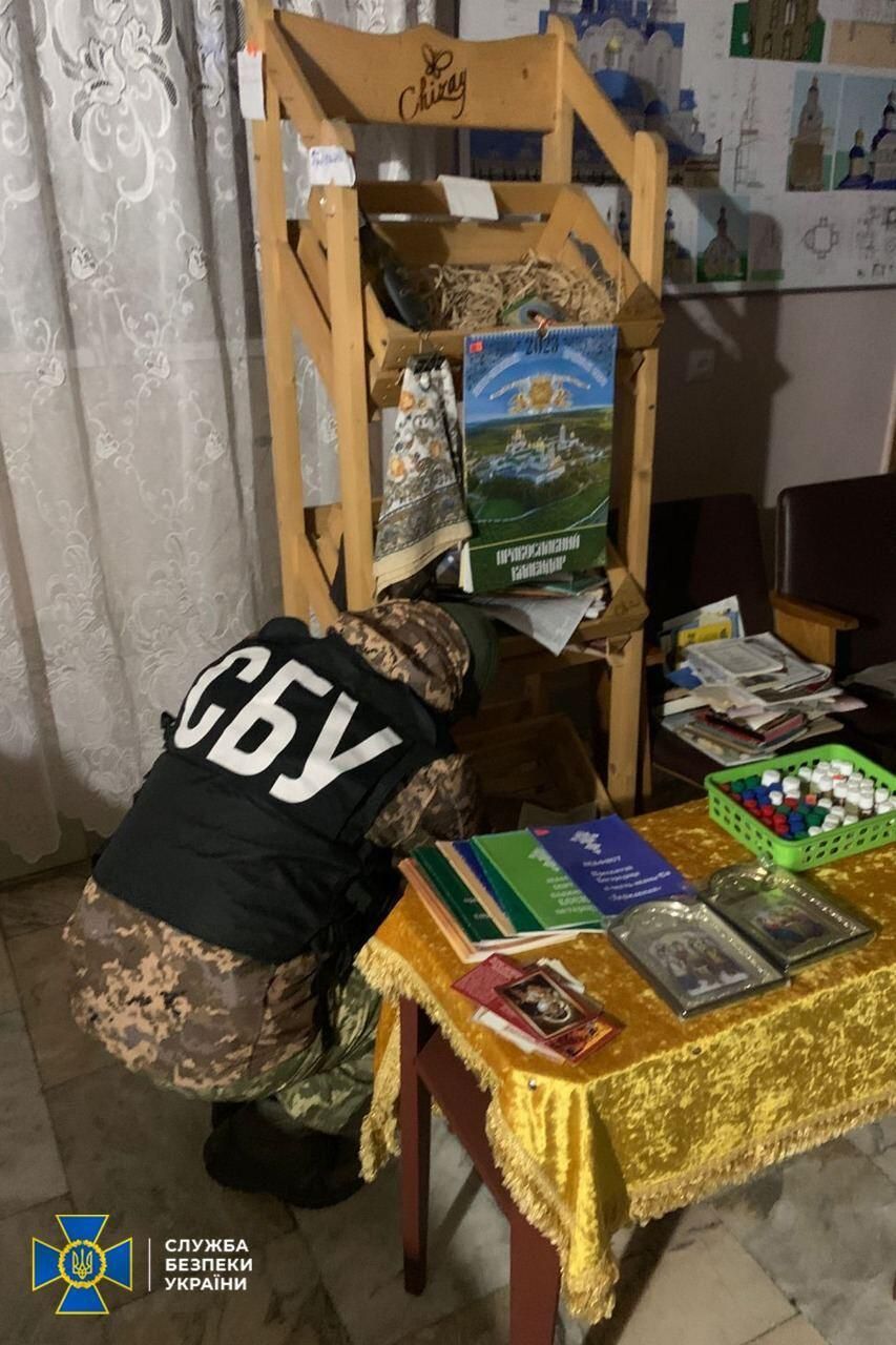 Сотрудник СБУ во время обысков в одном из храмов УПЦ Сотрудник СБУ во время обысков в одном из храмов УПЦ - РИА Новости, 1920, 19.09.2024