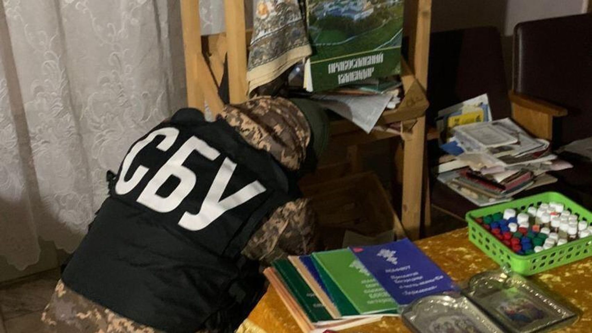 Сотрудник СБУ во время обысков в одном из храмов УПЦ - РИА Новости, 1920, 08.09.2026