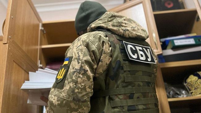 Сотрудник СБУ во время обысков