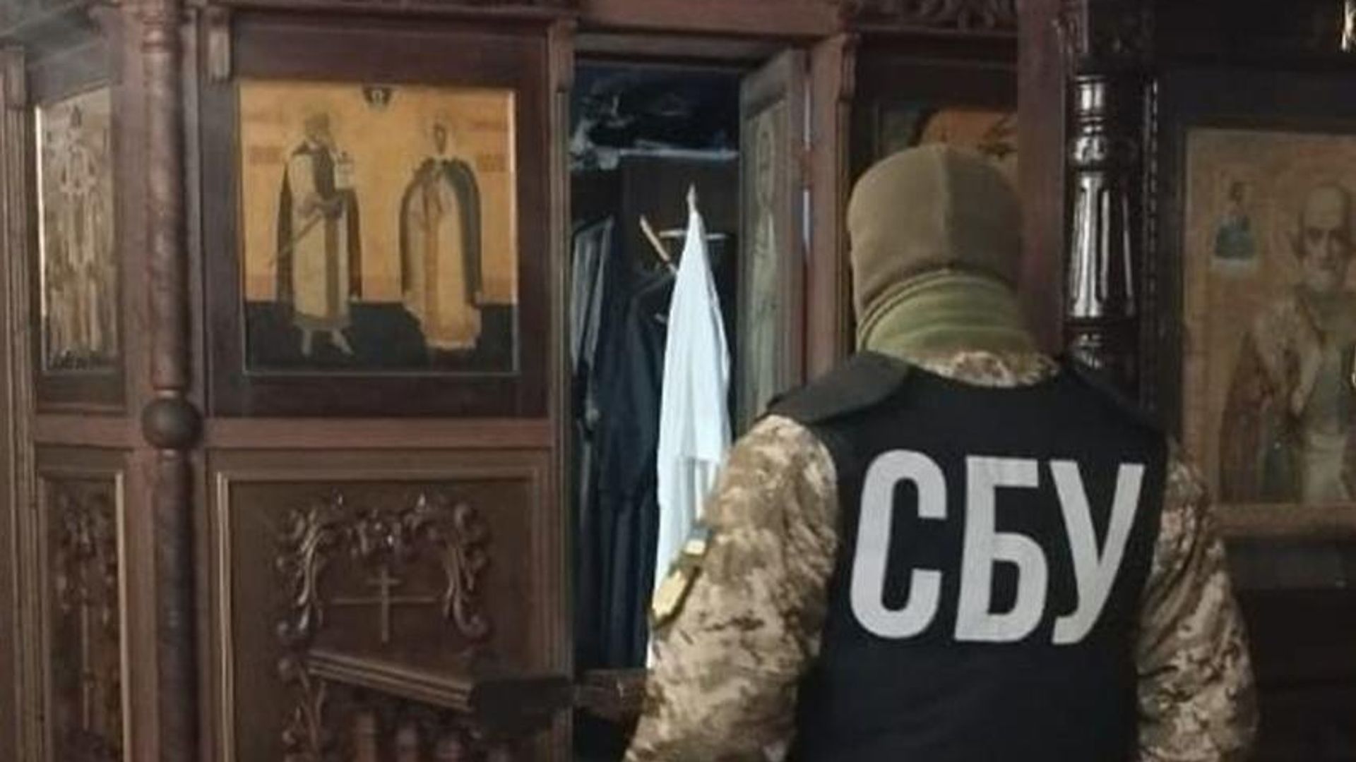 Сотрудник СБУ во время обысков в одном из храмов УПЦ - РИА Новости, 1920, 05.03.2024