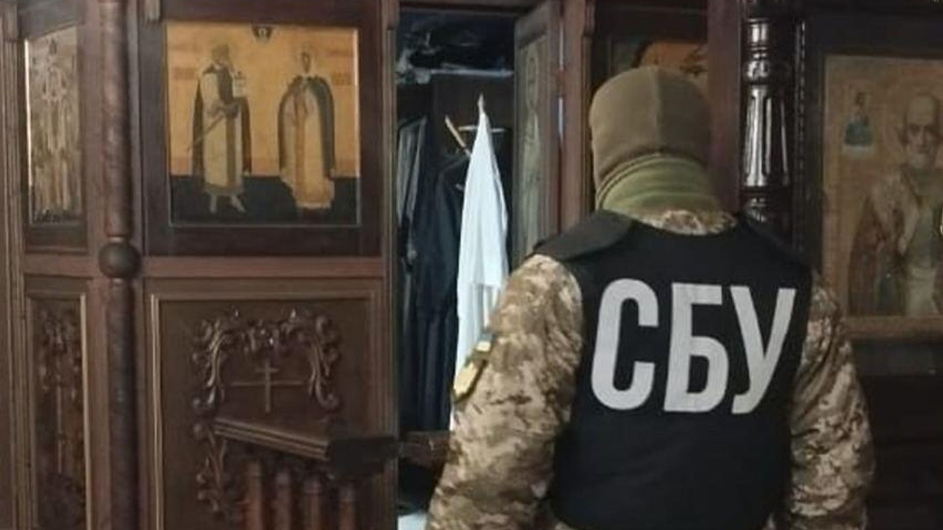 Сотрудник СБУ во время обысков в одном из храмов УПЦ Сотрудник СБУ во время обысков в одном из храмов УПЦ - РИА Новости, 1920, 29.12.2022