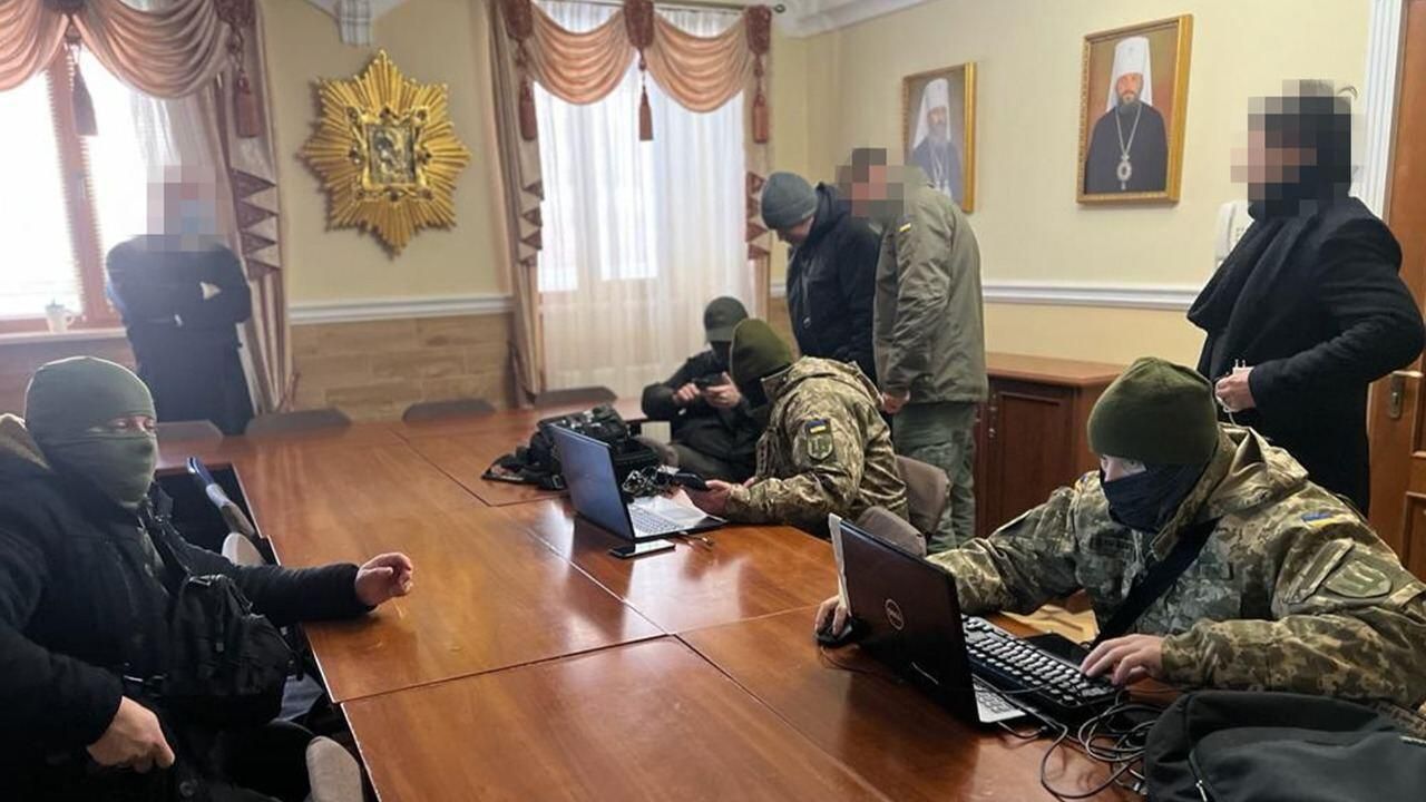 Сотрудники СБУ во время обысков в одном из храмов УПЦ Сотрудники СБУ во время обысков в одном из храмов УПЦ - РИА Новости, 1920, 12.01.2023