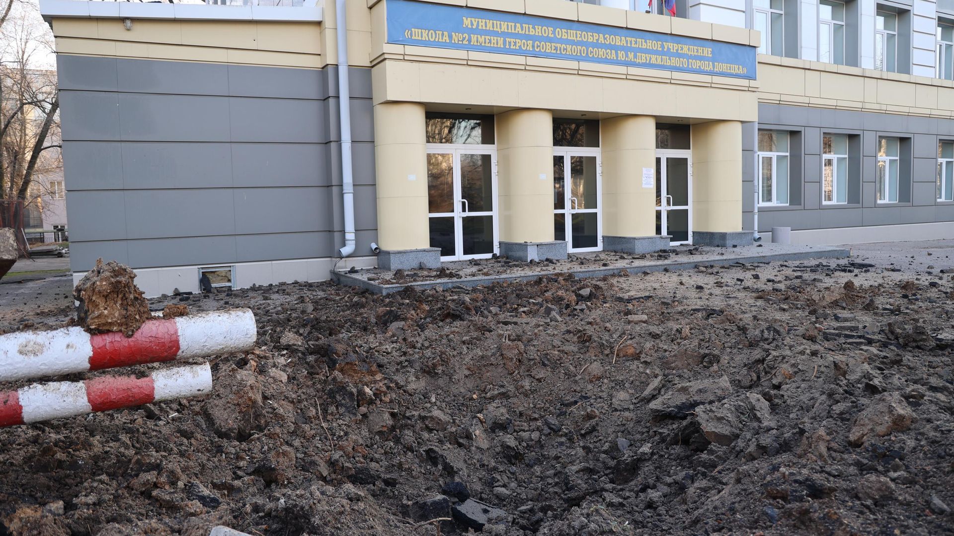 Воронка от взрыва напротив школы в результате обстрела Донецка со стороны ВСУ - РИА Новости, 1920, 15.12.2022