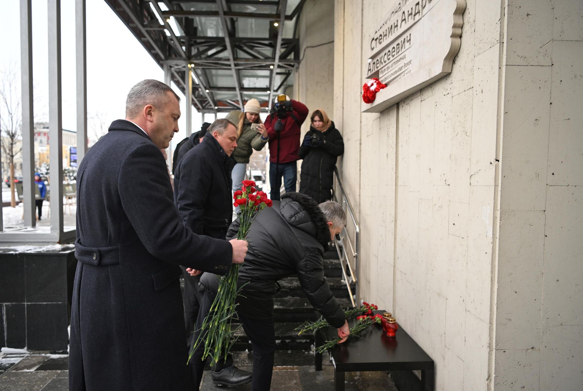 Церемония возложения цветов к мемориальной доске в честь фотокорреспондента МИА Россия сегодня Андрея Стенина Церемония возложения цветов к мемориальной доске в честь фотокорреспондента МИА Россия сегодня Андрея Стенина - РИА Новости, 1920, 15.12.2022