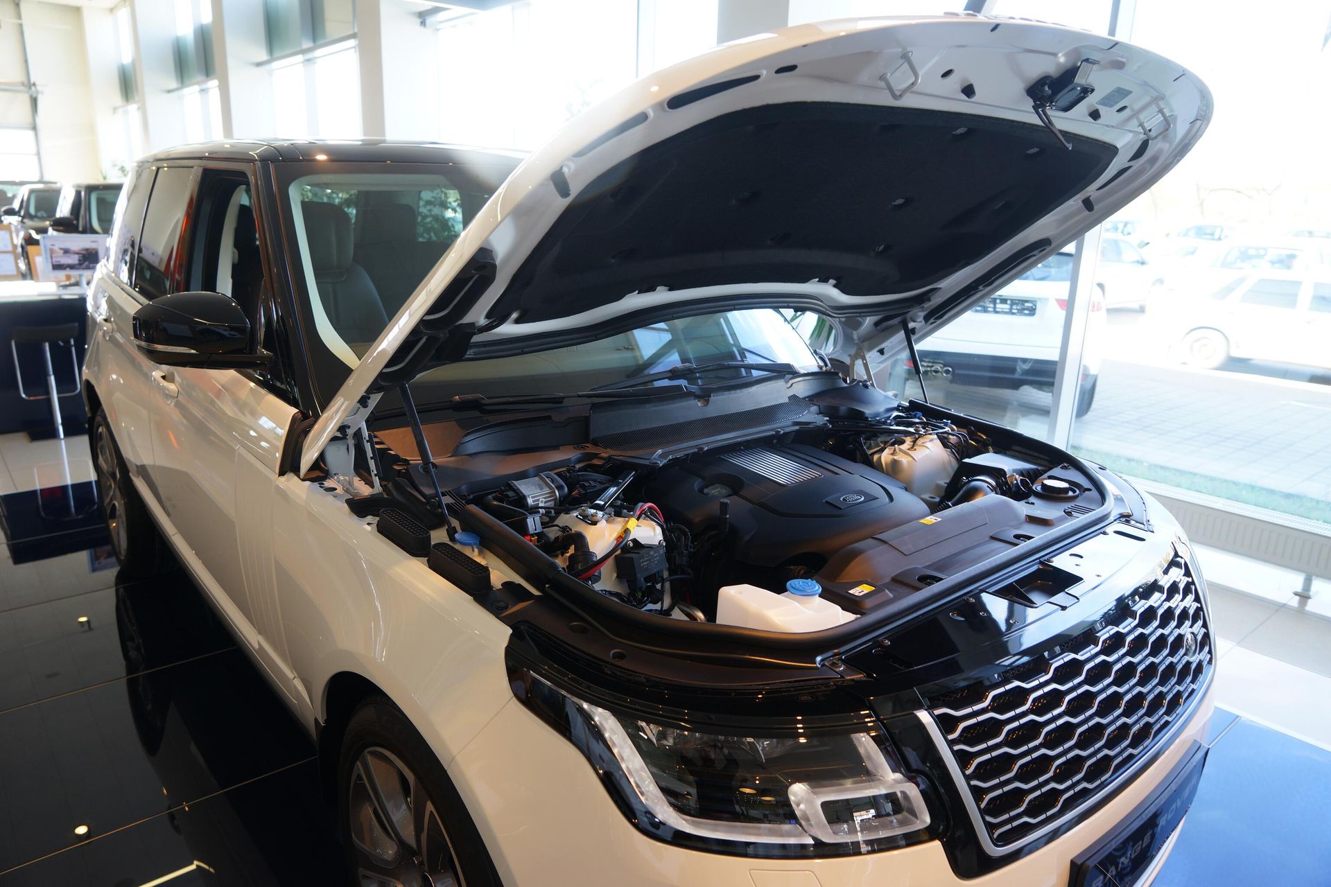 Автомобиль Range Rover в автосалоне в Краснодарском крае Автомобиль Range Rover в автосалоне в Краснодарском крае - РИА Новости, 1920, 17.12.2022
