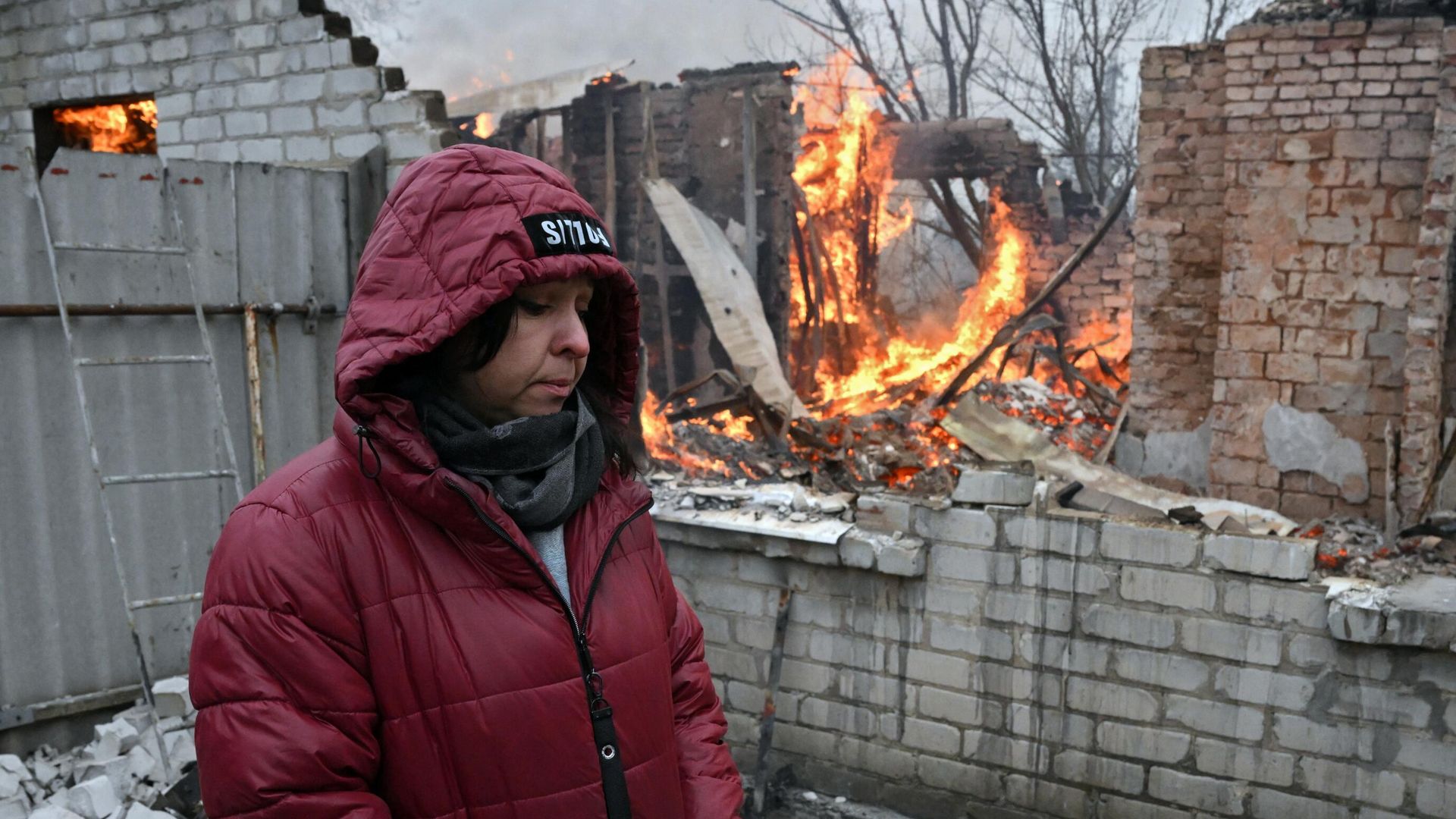 Женщина в жилом доме в Киевском районе Донецка, разрушенном в результате обстрела Женщина в жилом доме в Киевском районе Донецка, разрушенном в результате обстрела - РИА Новости, 1920, 16.12.2022