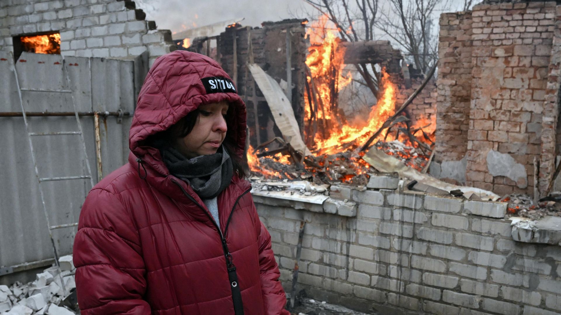 Женщина в жилом доме в Киевском районе Донецка, разрушенном в результате обстрела Женщина в жилом доме в Киевском районе Донецка, разрушенном в результате обстрела - РИА Новости, 1920, 17.12.2022