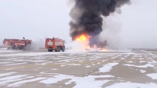 Тушение загоревшегося при жесткой посадке вертолета Ми-8 на аэродроме в Улан-Удэ Тушение загоревшегося при жесткой посадке вертолета Ми-8 на аэродроме в Улан-Удэ - РИА Новости, 1920, 16.12.2022