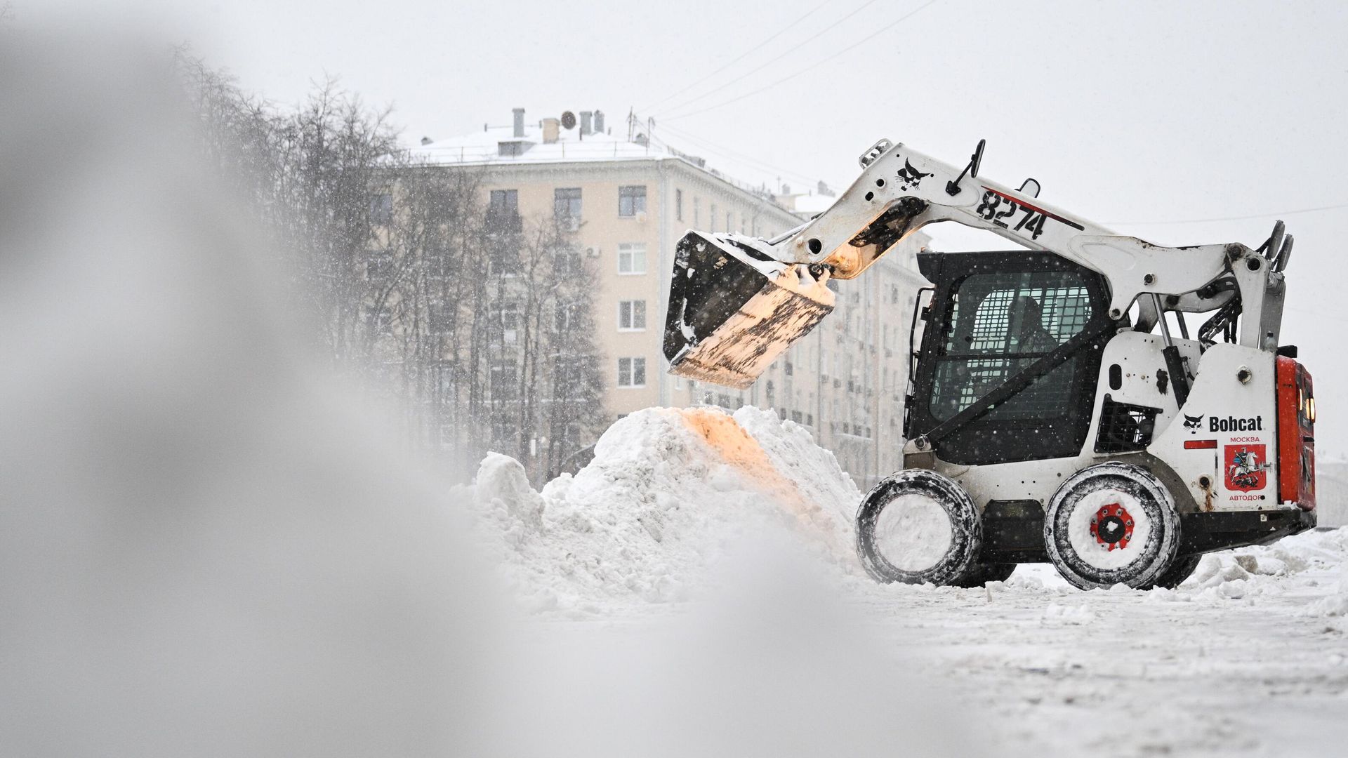 Уборка снега на Ленинском проспекте в Москве Уборка снега на Ленинском проспекте в Москве - РИА Новости, 1920, 18.12.2022