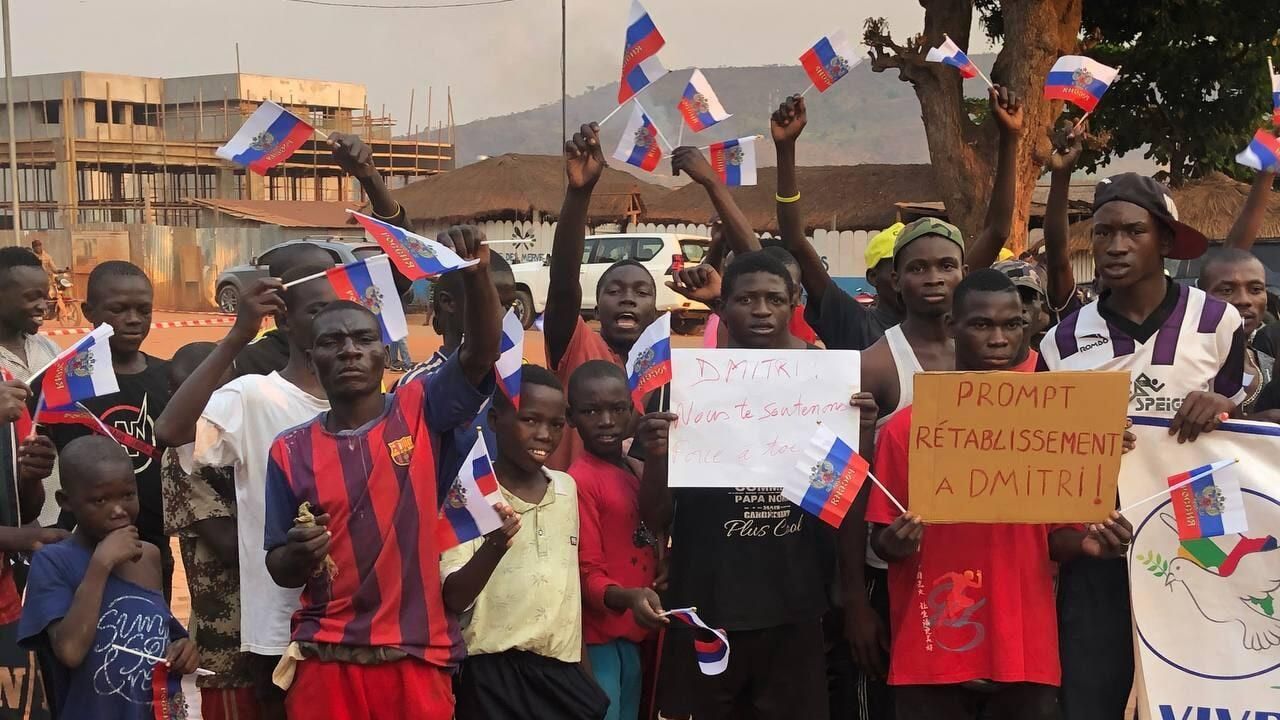Митинг в поддержку раненого главы Русского дома в ЦАР Дмитрия Сытого в Банги Митинг в поддержку раненого главы Русского дома в ЦАР Дмитрия Сытого в Банги - РИА Новости, 1920, 16.12.2022