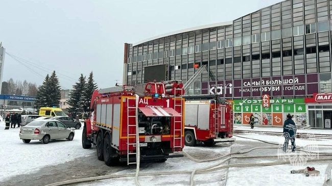 На месте пожара в ТЦ Универмаг в городе Снежинск