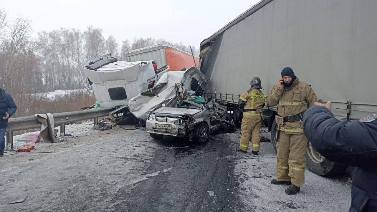 На месте ДТП с участием двух большегрузов и легкового автомобиля в Уярском районе Красноярского края На месте ДТП с участием двух большегрузов и легкового автомобиля в Уярском районе Красноярского края - РИА Новости, 1920, 19.12.2022
