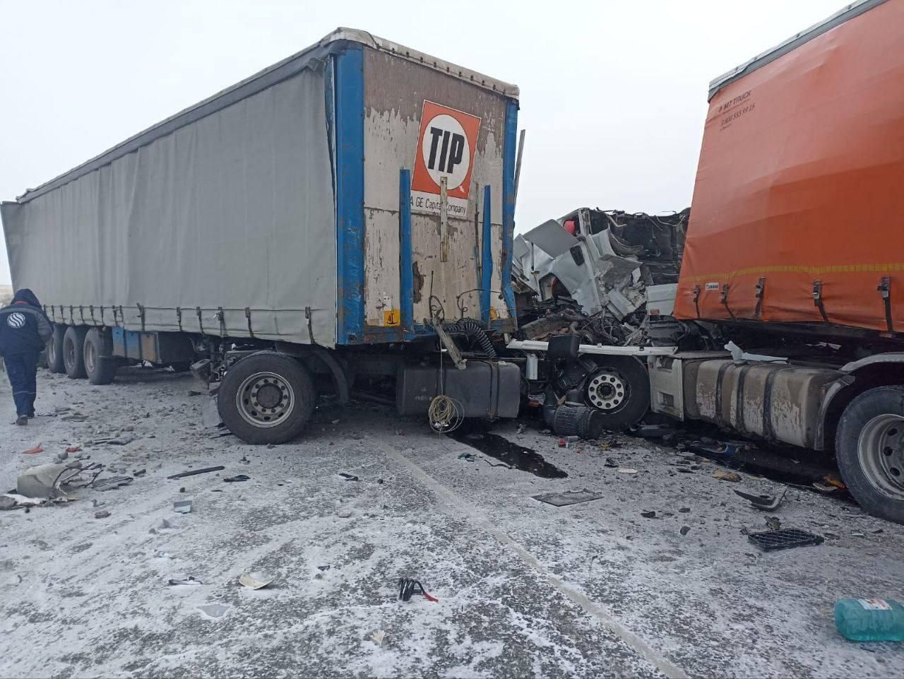 На месте ДТП с участием двух большегрузов и легкового автомобиля в Уярском районе Красноярского края На месте ДТП с участием двух большегрузов и легкового автомобиля в Уярском районе Красноярского края - РИА Новости, 1920, 19.12.2022