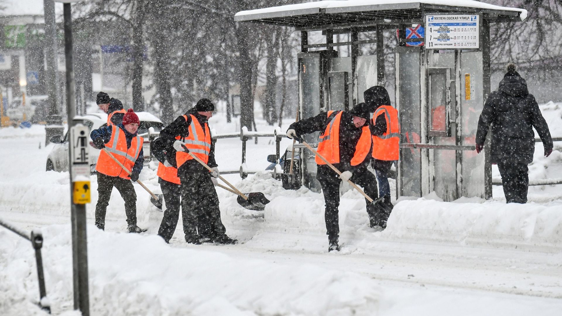 Работники коммунальной службы чистят от снега остановку московского городского транспорта. 18 декабря 2022 Работники коммунальной службы чистят от снега остановку московского городского транспорта. 18 декабря 2022 - РИА Новости, 1920, 19.12.2022