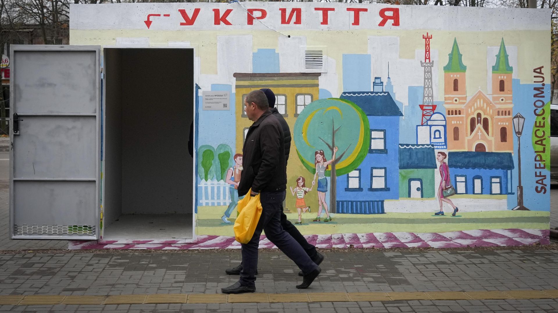 Люди проходят мимо бетонного навеса с надписью Укрытие, установленного на остановке общественного транспорта в Николаеве Люди проходят мимо бетонного навеса с надписью Укрытие, установленного на остановке общественного транспорта в Николаеве - РИА Новости, 1920, 31.03.2024