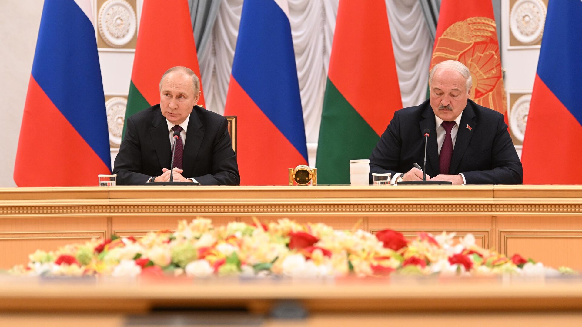 Президент РФ Владимир Путин и президент Белоруссии Александр Лукашенко во время встречи в Минске в расширенном составе Президент РФ Владимир Путин и президент Белоруссии Александр Лукашенко во время встречи в Минске в расширенном составе - РИА Новости, 1920, 05.04.2023
