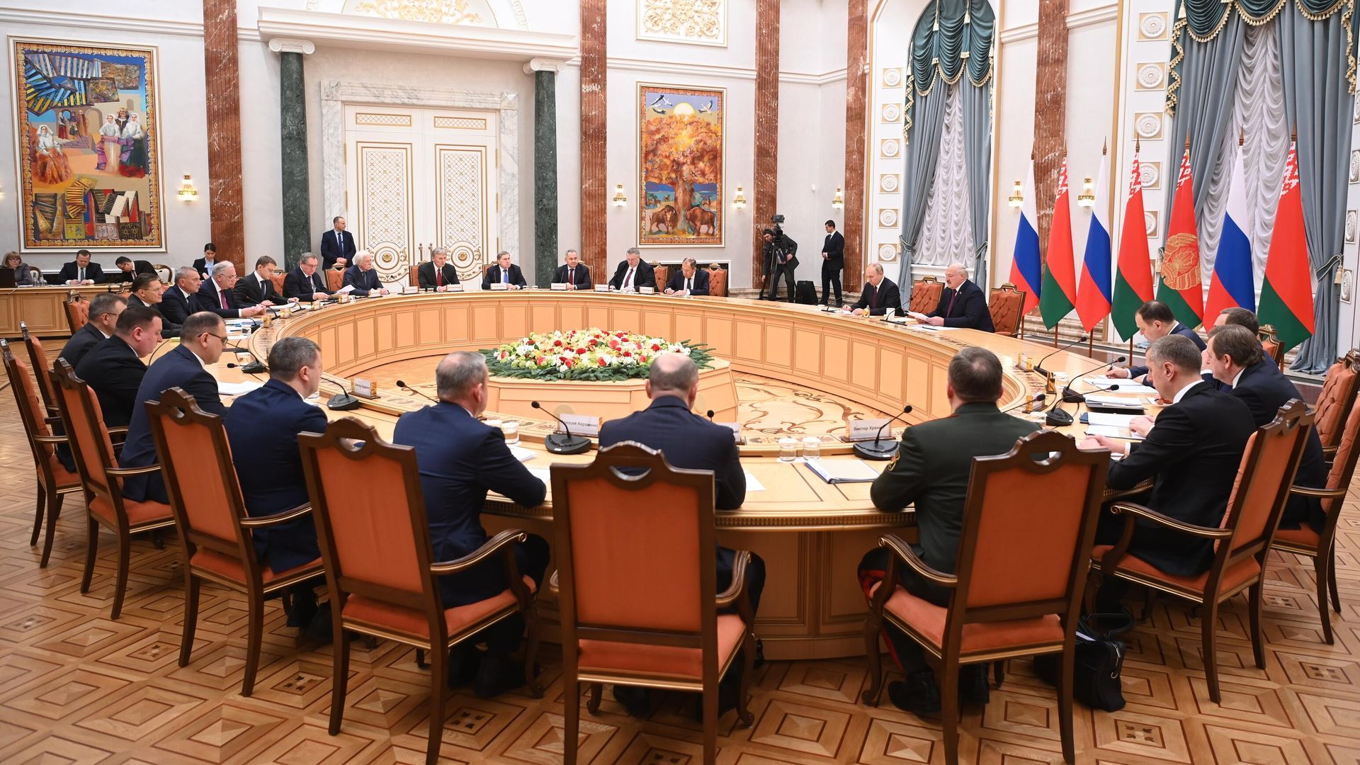 Президент России Владимир Путин и президент Белоруссии Александр Лукашенко проводят встречу в Минске в расширенном составе, 19 декабря 2022 год Президент России Владимир Путин и президент Белоруссии Александр Лукашенко проводят встречу в Минске в расширенном составе, 19 декабря 2022 год - РИА Новости, 1920, 19.12.2022