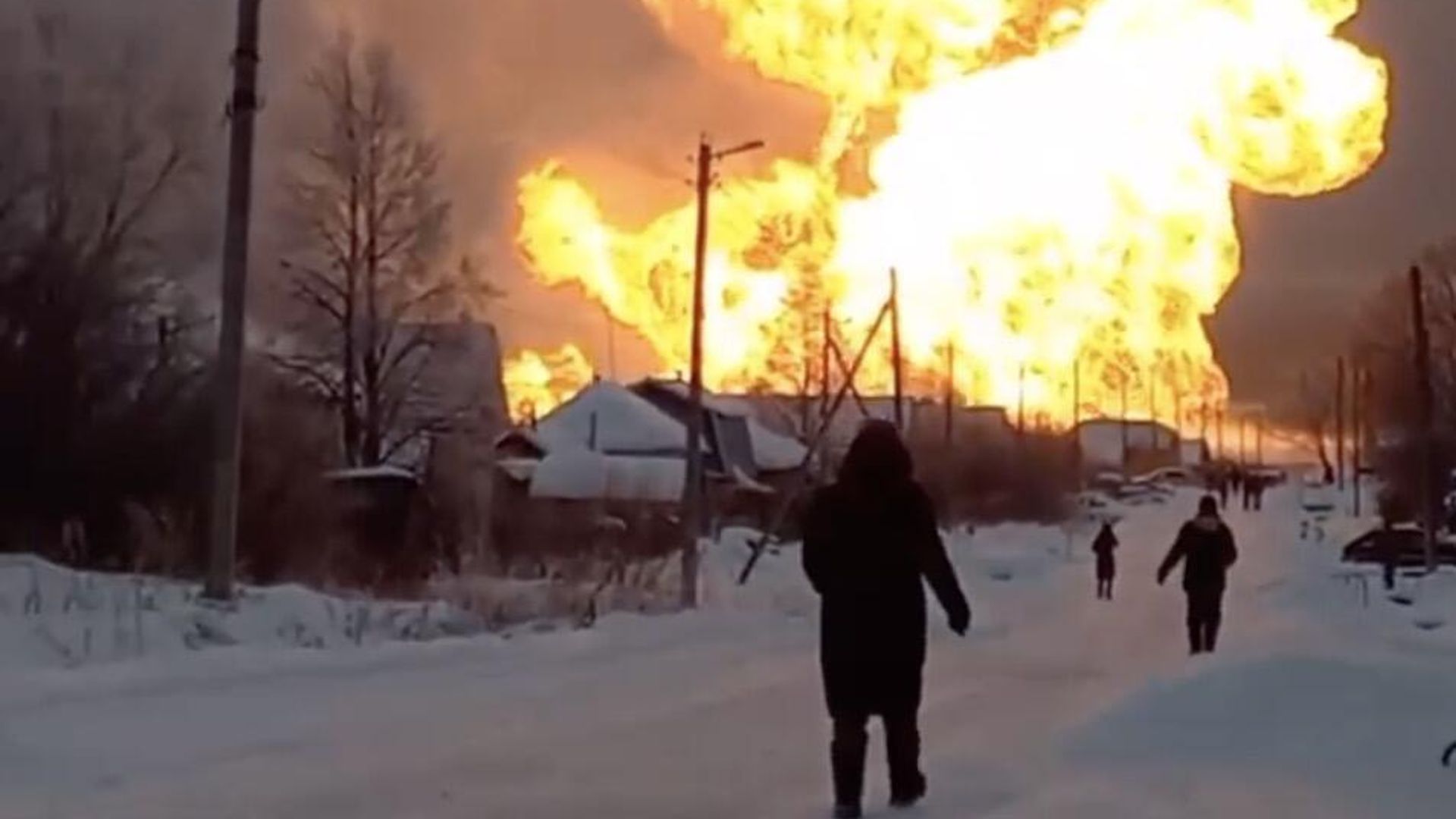 Пожар на месте утечки на подземном газопроводе в Чувашии Пожар на месте утечки на подземном газопроводе в Чувашии - РИА Новости, 1920, 20.12.2022