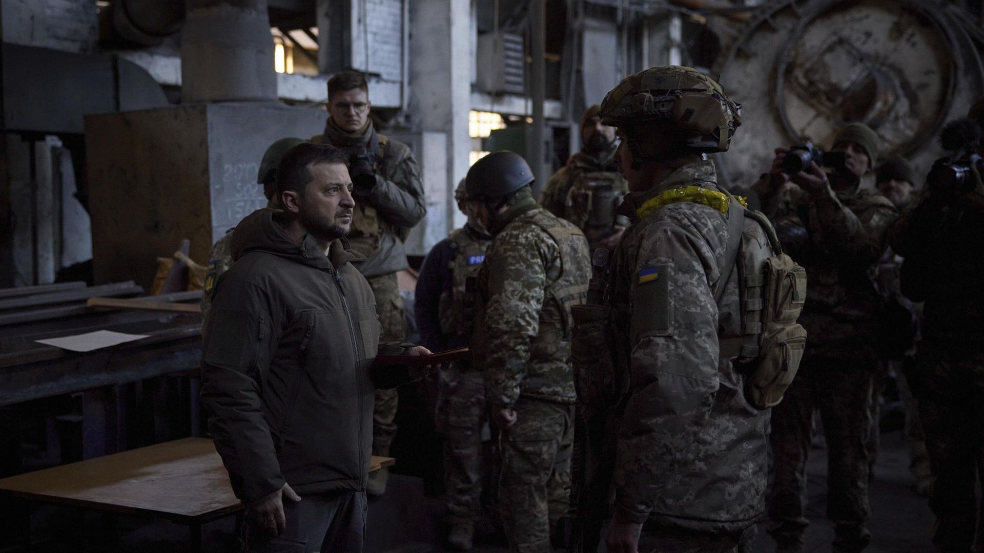 Президент Украины Владимир Зеленский во время посещения Артемовска (Бахмута). 20 декабря 2022 Президент Украины Владимир Зеленский во время посещения Артемовска (Бахмута). 20 декабря 2022 - РИА Новости, 1920, 20.12.2022