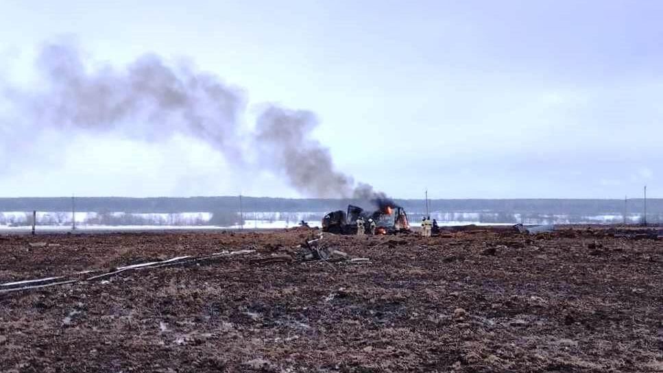 Тушение пожара на месте утечки на подземном газопроводе в Чувашии Тушение пожара на месте утечки на подземном газопроводе в Чувашии - РИА Новости, 1920, 20.12.2022