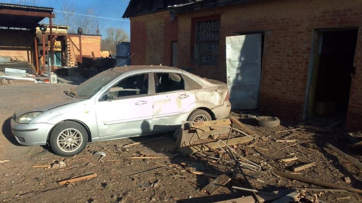 Легковой автомобиль, поврежденный в результате обстрела ВСУ города Шебекино Белгородской области Легковой автомобиль, поврежденный в результате обстрела ВСУ города Шебекино Белгородской области - РИА Новости, 1920, 20.12.2022