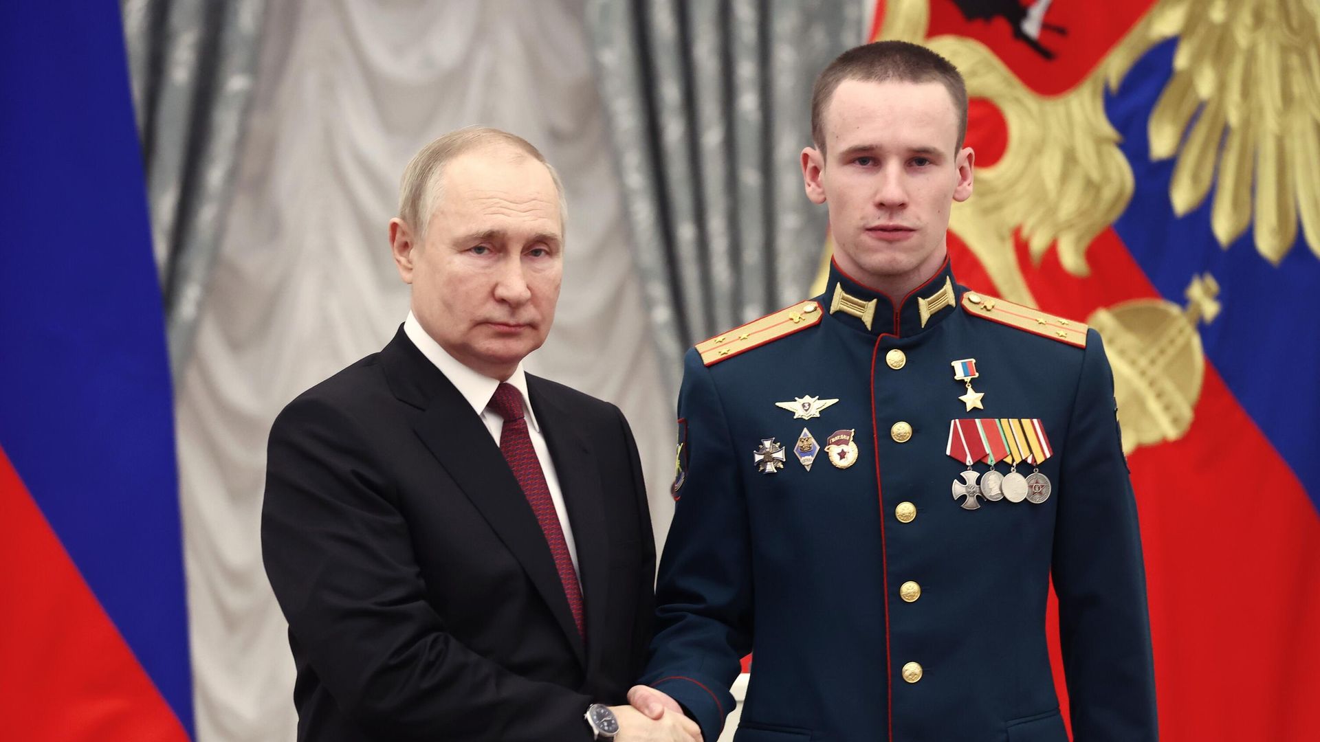 Президент РФ Владимир Путин и старший лейтенант Степан Белов, награжденный званием Героя Российской Федерации, на церемонии вручения государственных наград. 20 декабря 2022 Президент РФ Владимир Путин и старший лейтенант Степан Белов, награжденный званием Героя Российской Федерации, на церемонии вручения государственных наград. 20 декабря 2022 - РИА Новости, 1920, 20.12.2022