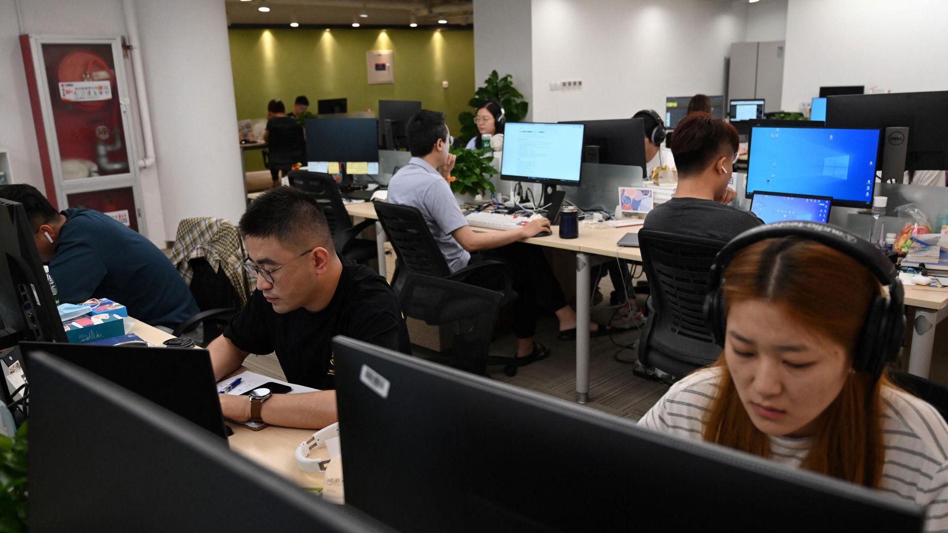 Сотрудники работат в офисе, Пекин Сотрудники работат в офисе, Пекин - РИА Новости, 1920, 20.12.2022