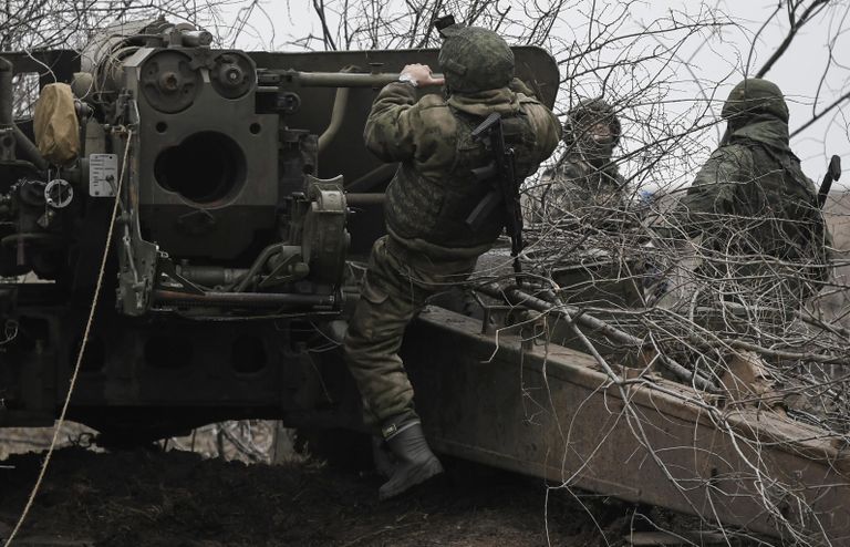 Военнослужащие артиллерийского расчета гаубицы Гиацинт вооруженных сил РФ перед работой по позициям ВСУ на Запорожском направлении Военнослужащие артиллерийского расчета гаубицы Гиацинт вооруженных сил РФ перед работой по позициям ВСУ на Запорожском направлении
