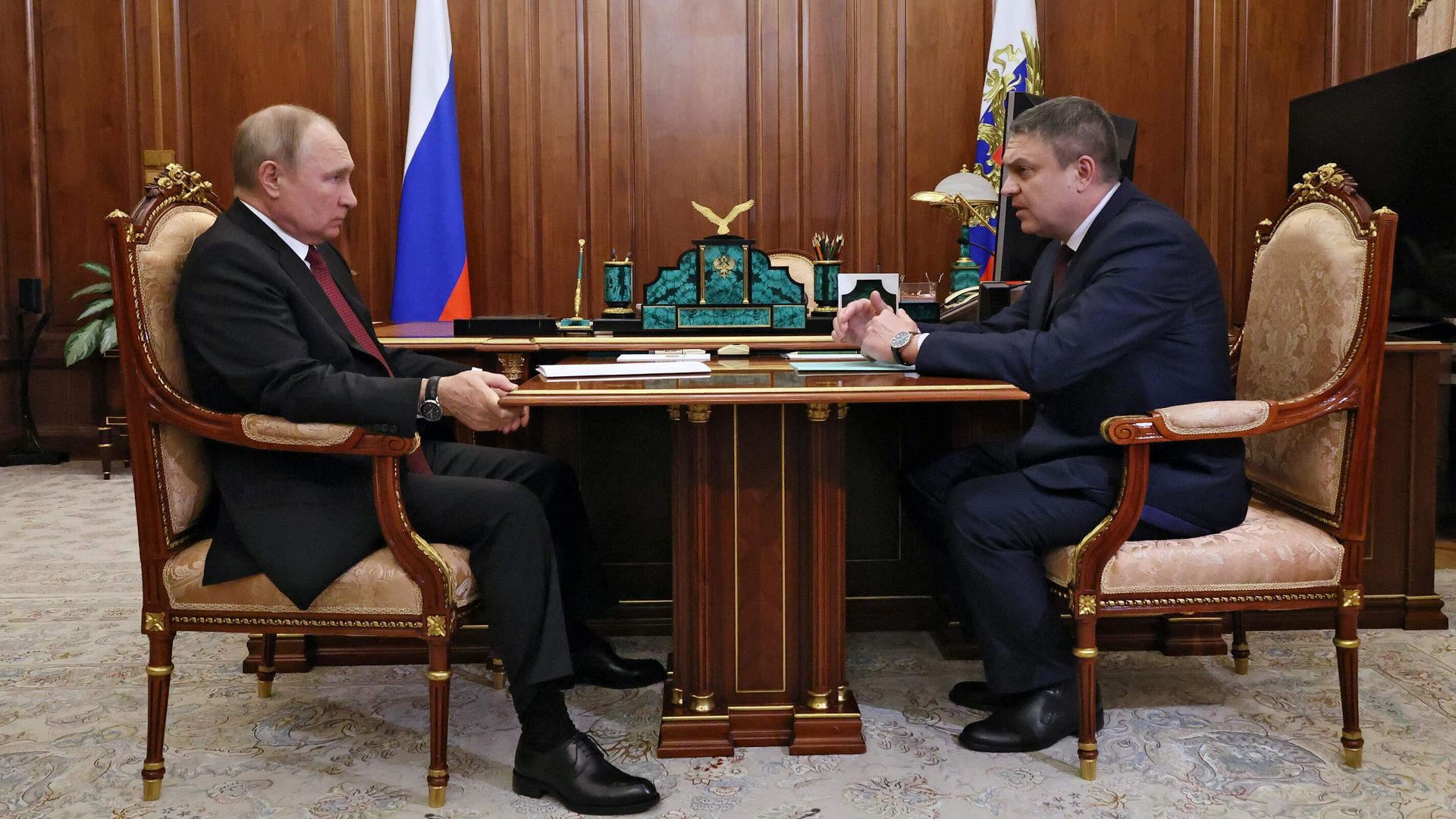 Президент РФ Владимир Путин и временно исполняющий обязанности главы Луганской Народной Республики Леонид Пасечник во время встречи Президент РФ Владимир Путин и временно исполняющий обязанности главы Луганской Народной Республики Леонид Пасечник во время встречи - РИА Новости, 1920, 20.12.2022