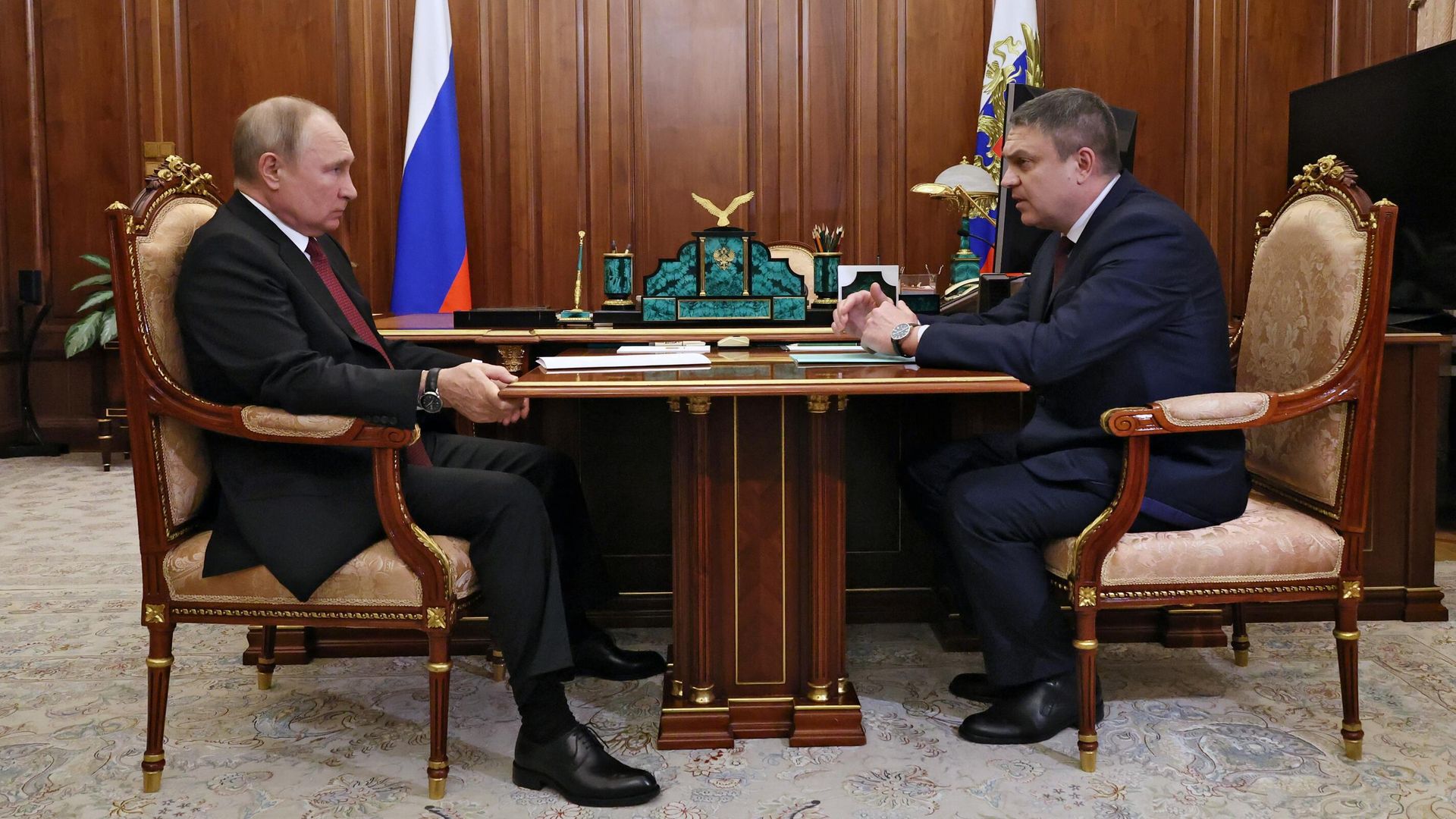 Президент РФ Владимир Путин и временно исполняющий обязанности главы Луганской Народной Республики Леонид Пасечник во время встречи Президент РФ Владимир Путин и временно исполняющий обязанности главы Луганской Народной Республики Леонид Пасечник во время встречи - РИА Новости, 1920, 06.04.2023
