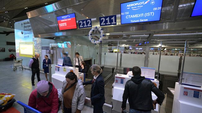 Пассажиры сдают багаж в аэропорту Пулково