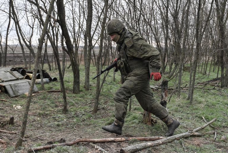 Военнослужащий артиллерийского расчета гаубицы Гиацинт вооруженных сил РФ перед работой по позициям ВСУ на Запорожском направлении Военнослужащий артиллерийского расчета гаубицы Гиацинт вооруженных сил РФ перед работой по позициям ВСУ на Запорожском направлении