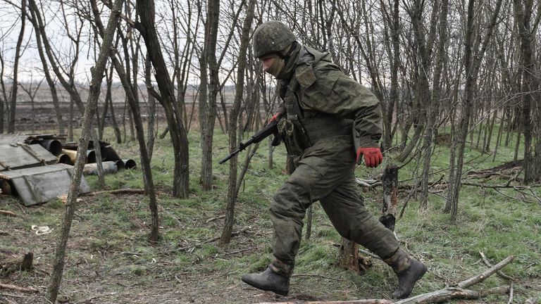 Военнослужащий артиллерийского расчета гаубицы Гиацинт вооруженных сил РФ перед работой по позициям ВСУ на Запорожском направлении Военнослужащий артиллерийского расчета гаубицы Гиацинт вооруженных сил РФ перед работой по позициям ВСУ на Запорожском направлении