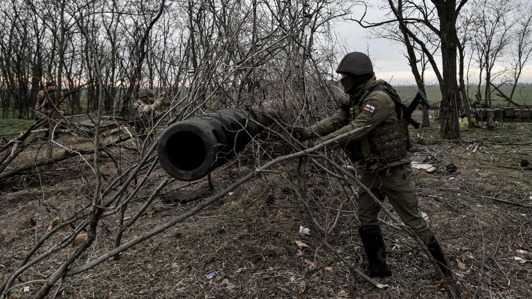 Военнослужащие артиллерийского расчета гаубицы Гиацинт вооруженных сил РФ маскируют орудие после работы по позициям ВСУ на Запорожском направлении Военнослужащие артиллерийского расчета гаубицы Гиацинт вооруженных сил РФ маскируют орудие после работы по позициям ВСУ на Запорожском направлении